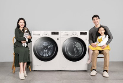 가전업계가 '펫 케어' 기능을 넣은 펫 가전을 잇따라 선보이고 있다. 사진은 LG전자의 트롬 세탁기·건조기 스팀 펫.  <LG전자 제공>